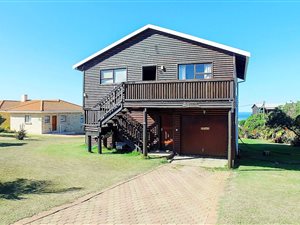 4 Bed House in Boggomsbaai