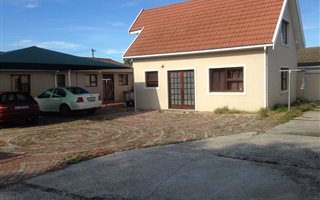 11 Bedroom House in Grassy Park