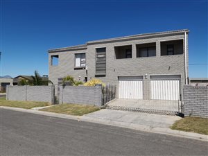 5 Bed House in Macassar