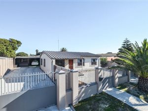 6 Bed House in Sanddrift