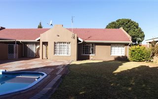3 Bedroom House in Riamarpark