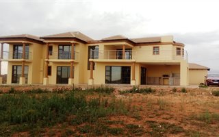 4 Bedroom House in Rietvalleirand
