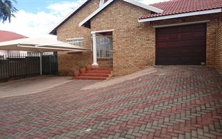 3 Bedroom House in Azaleapark