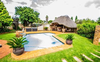 10 Bed, Bed and Breakfast in Zwartkop