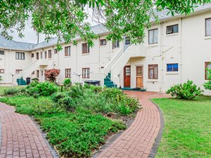 2 Bed Apartment in Bergvliet