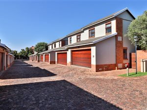3 Bed Duplex in Mooikloof Equestrian Estate