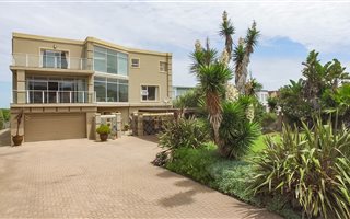 8 Bedroom House in Myoli Beach