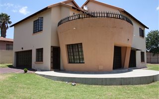 4 Bedroom House in Country View