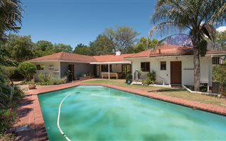 5 Bedroom House in Onder Papegaaiberg