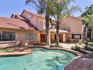 6 Bed House in Weltevreden Park
