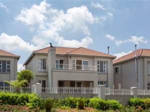 3 Bedroom Townhouse in Eagle Canyon Golf Estate