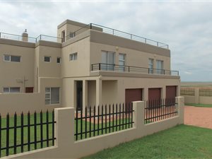 5 Bed House in Bronkhorstbaai