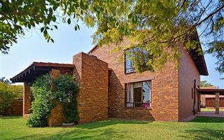 2 Bedroom House in Bromhof
