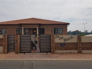 12 Bed House in Marlboro Gardens