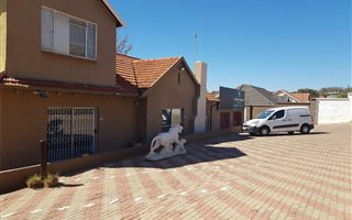 300 m² Commercial space in Northcliff