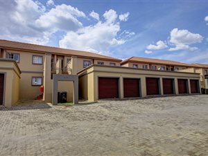 3 Bed Apartment in Roodekrans