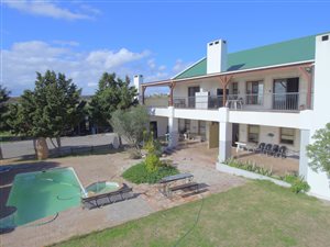 8 Bed House in Long Acres
