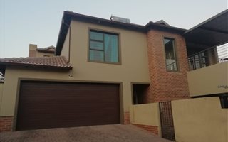 3 Bedroom Townhouse in Ruimsig Country Estate