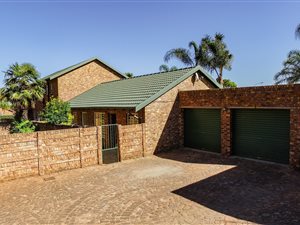2 Bed Townhouse in Rooihuiskraal North