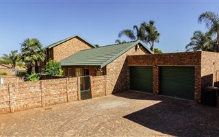 2 Bedroom Townhouse in Rooihuiskraal