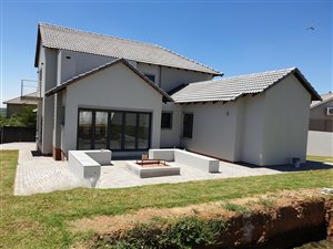4 Bed House in Mooikloof Equestrian Estate